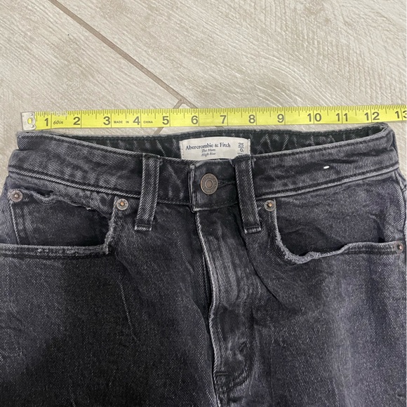 25/0s The Mom Abercrombie & Fitch Curve Love Jeans, dark grey/black. - Picture 4 of 7